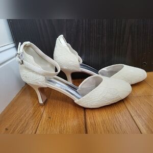 EU 36 White/Ivory Lace Kitten Heels